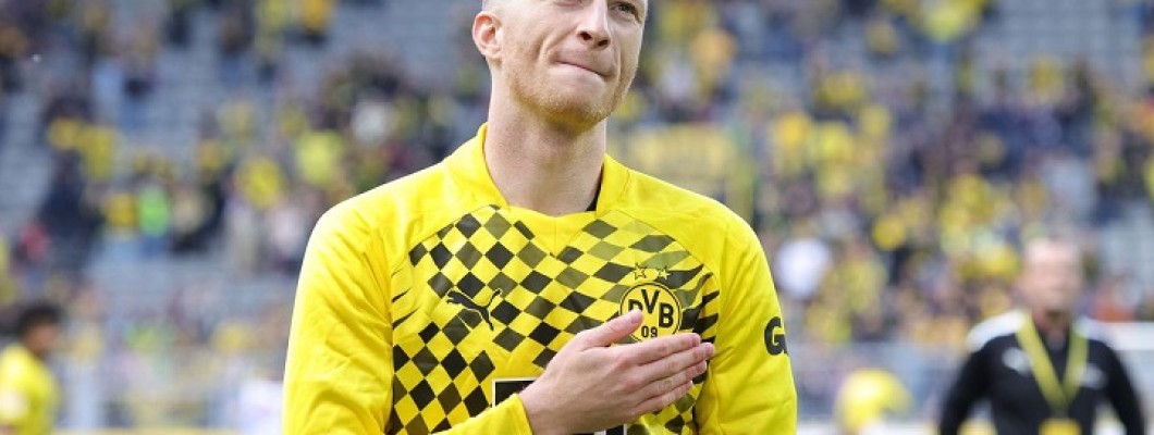 Marco Reus fait le tour du stade pour dire au revoir aux supporters